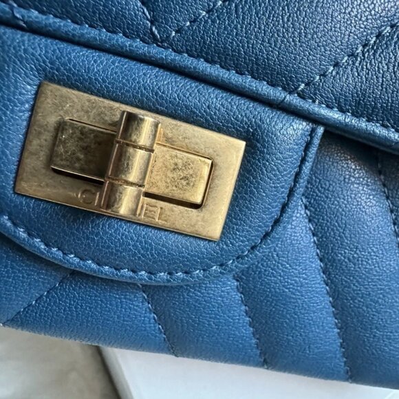 Chanel Reissue 2.55 Flap Bag Chevron Aged Calfskin 226 - Picture 6 of 11